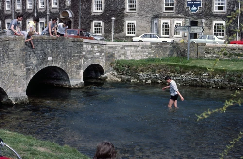 21 Apr 1984 · Cotswolds: Day 2: Duntisbourne Abbots to Charlbury YH