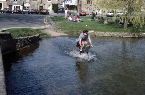 21 Apr 1984 · Cotswolds: Day 2: Duntisbourne Abbots to Charlbury YH
